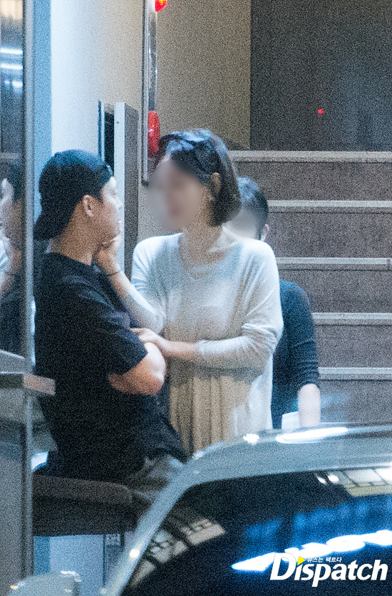 Sau cùng, Dispatch đã tung ra ảnh Yoochun ôm ấp tình tứ, đưa đón hôn thê giàu có bằng xe sang - Ảnh 7.