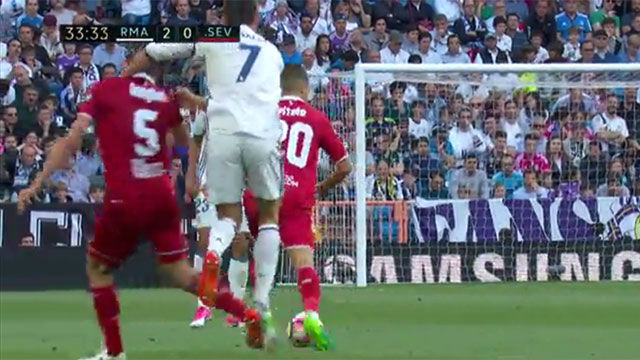 Ronaldo bị tố đánh nguội cầu thủ Sevilla - Ảnh 2.