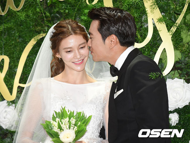 Mỹ nhân phim Mười Cha Ye Ryun lộng lẫy, trao tài tử Joo Sang Wook nụ hôn tình tứ tại đám cưới - Ảnh 10.