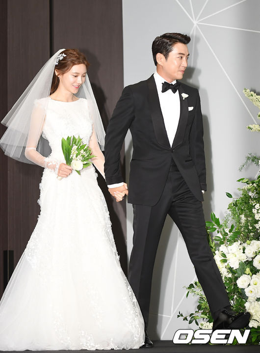 Mỹ nhân phim Mười Cha Ye Ryun lộng lẫy, trao tài tử Joo Sang Wook nụ hôn tình tứ tại đám cưới - Ảnh 2.