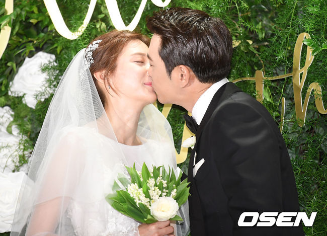 Mỹ nhân phim Mười Cha Ye Ryun lộng lẫy, trao tài tử Joo Sang Wook nụ hôn tình tứ tại đám cưới - Ảnh 11.