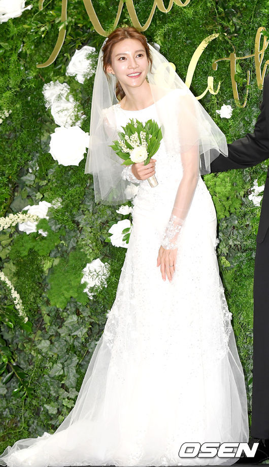 Mỹ nhân phim Mười Cha Ye Ryun lộng lẫy, trao tài tử Joo Sang Wook nụ hôn tình tứ tại đám cưới - Ảnh 6.