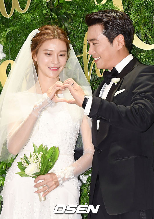 Mỹ nhân phim Mười Cha Ye Ryun lộng lẫy, trao tài tử Joo Sang Wook nụ hôn tình tứ tại đám cưới - Ảnh 9.