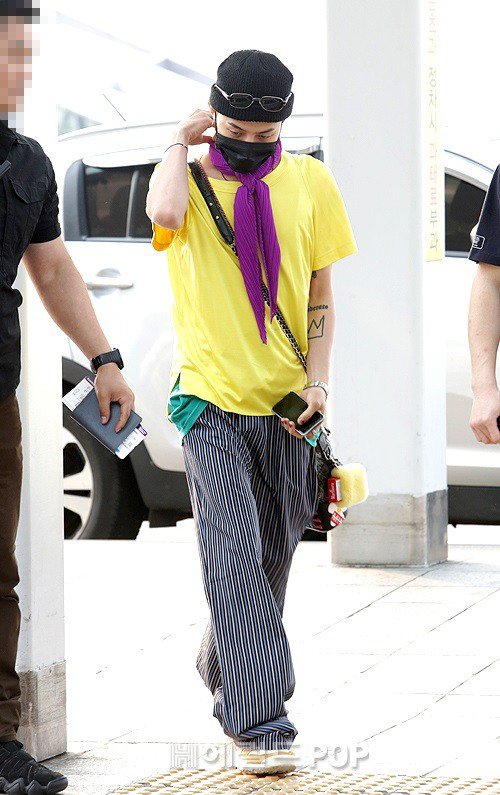 G-Dragon lại bị chê tơi tả khi diện đồ sặc sỡ tại sân bay - Ảnh 1.