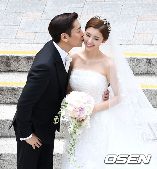 Đám cưới Eric Mun và Na Hye Mi: Chú rể ân cần đưa cô dâu vào lễ đường, dàn phù rể quậy hết mình - Ảnh 17.