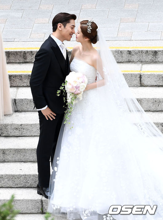 Đám cưới Eric Mun và Na Hye Mi: Chú rể ân cần đưa cô dâu vào lễ đường, dàn phù rể quậy hết mình - Ảnh 18.