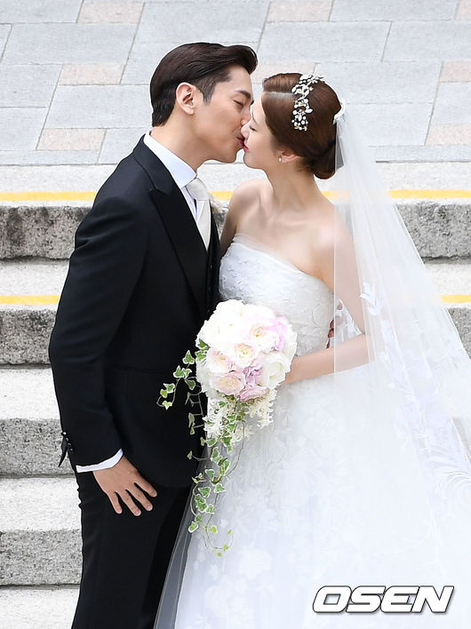 Đám cưới Eric Mun và Na Hye Mi: Chú rể ân cần đưa cô dâu vào lễ đường, dàn phù rể quậy hết mình - Ảnh 20.