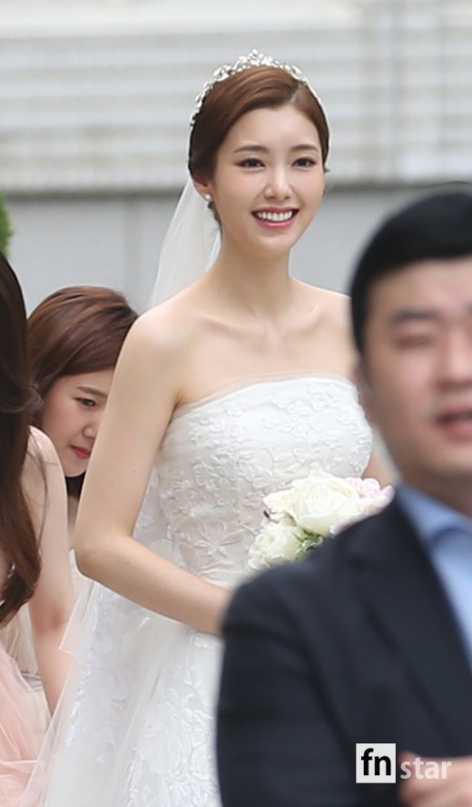 Đám cưới Eric Mun và Na Hye Mi: Chú rể ân cần đưa cô dâu vào lễ đường, dàn phù rể quậy hết mình - Ảnh 8.