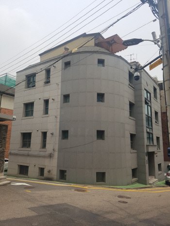 Tậu nhà mới trị giá hơn 60 tỉ đồng, Go Hara bị ném đá dữ dội - Ảnh 1.