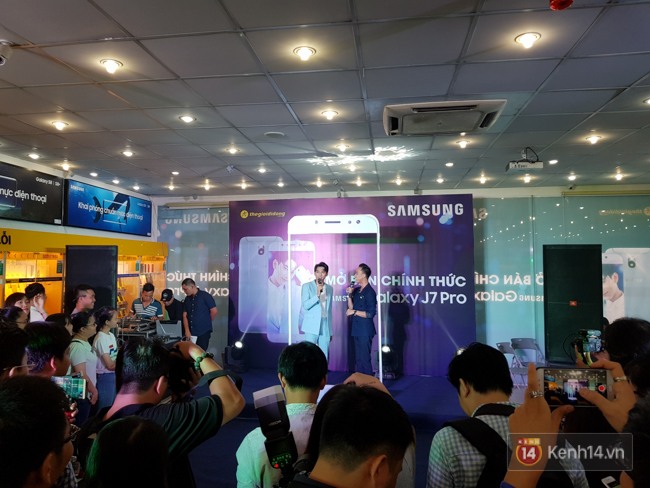 Nhờ đ&oacute;n đầu c&aacute;c th&iacute; sinh vừa biết điểm đại học, Galaxy J7 Pro đ&atilde; c&oacute; doanh số b&aacute;n kỷ lục trong ng&agrave;y ra mắt - Ảnh 1.