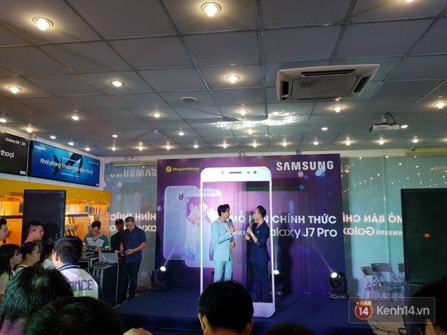 Nhờ đón đầu các thí sinh vừa biết điểm đại học, Galaxy J7 Pro đã có doanh số bán kỷ lục trong ngày ra mắt - Ảnh 3.