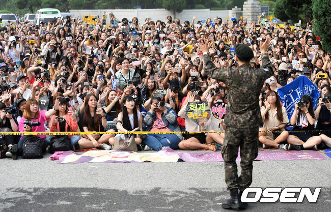 Eunhyuk - Cùng thành viên Super Junior và fan đón chào ngày xuất ngũ - Ảnh 8.