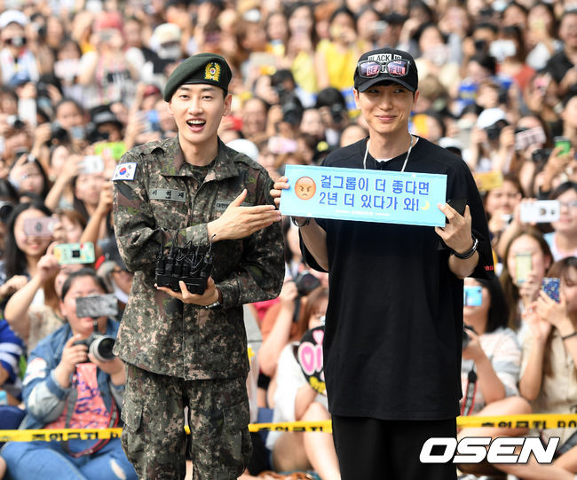 Eunhyuk - Cùng thành viên Super Junior và fan đón chào ngày xuất ngũ - Ảnh 10.