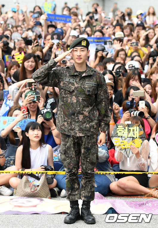 Eunhyuk - Cùng thành viên Super Junior và fan đón chào ngày xuất ngũ - Ảnh 7.