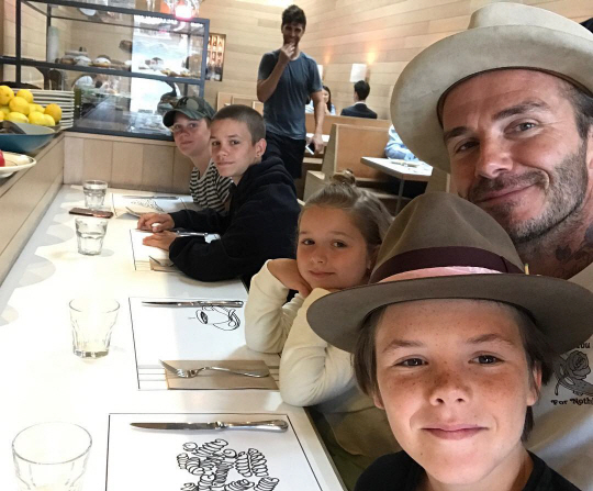 Harper Beckham xuất hiện phúng phính đáng yêu khi đi ăn cùng gia đình - Ảnh 1.