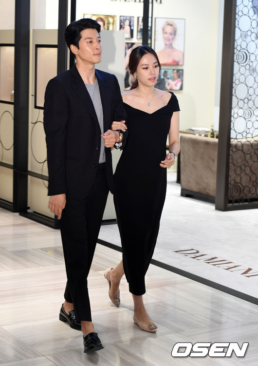 Cặp con ghẻ quốc dân lần đầu cùng dự sự kiện: Lee Dong Gun ân cần chăm sóc vợ bầu Jo Yoon Hee - Ảnh 4.