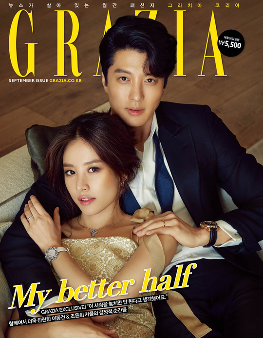 Mặc chỉ trích, con ghẻ quốc dân Lee Dong Gun và Jo Yoon Hee vẫn khoe ảnh cưới tình tứ trên tạp chí - Ảnh 1.