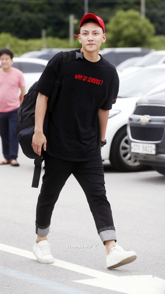 HOT: Ji Chang Wook xuất hiện chớp nho&aacute;ng với m&aacute;i đầu trọc g&acirc;y sốt tr&ecirc;n đường nhập ngũ - Ảnh 4.