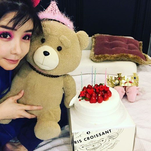 Park Bom lại khiến cư dân mạng bàn tán khi trang điểm lòe loẹt, ôm gấu bông để gửi lời chúc mừng sinh nhật - Ảnh 2.