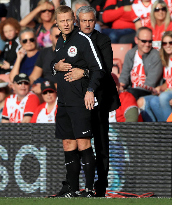 Mourinho không hiểu vì sao bị trọng tài đuổi lên khán đài - Ảnh 1.