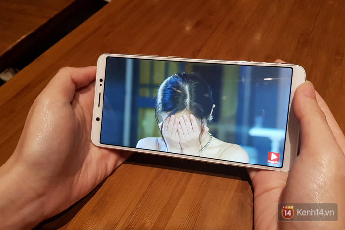 Đánh giá chi tiết Vivo V7+: Thiết kế viền mỏng đẹp mắt, chất lượng camera selfie tốt, giá 8 triệu đồng! - Ảnh 5.