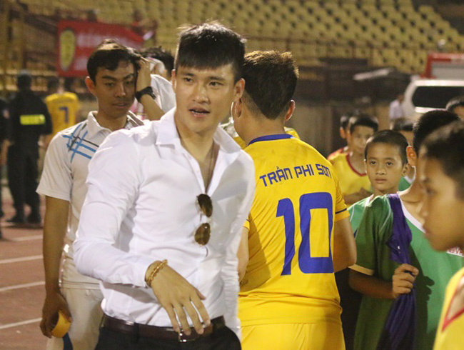 Bầu Đức, C&ocirc;ng Vinh lại chơi bạo: Chưa trụ hạng, cứ ầm ĩ mơ sang! - Ảnh 2.