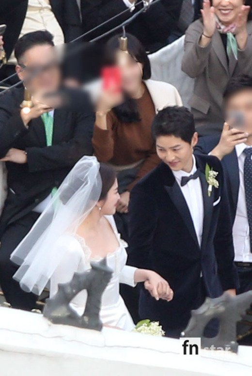 Clip Song Joong Ki và Song Hye Kyo tiến vào lễ đường: Xem cách họ nhìn nhau mới thấy hạnh phúc thật sự là đây! - Ảnh 5.