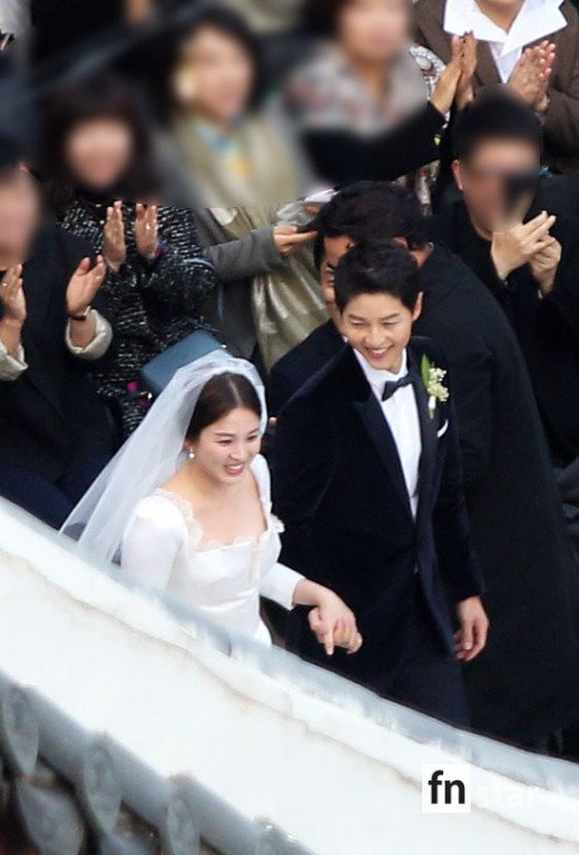 Clip Song Joong Ki và Song Hye Kyo tiến vào lễ đường: Xem cách họ nhìn nhau mới thấy hạnh phúc thật sự là đây! - Ảnh 4.