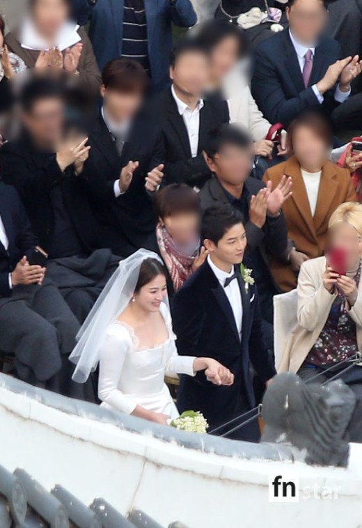 Clip Song Joong Ki và Song Hye Kyo tiến vào lễ đường: Xem cách họ nhìn nhau mới thấy hạnh phúc thật sự là đây! - Ảnh 3.