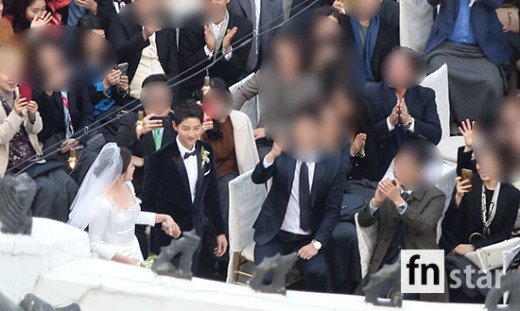 Clip Song Joong Ki và Song Hye Kyo tiến vào lễ đường: Xem cách họ nhìn nhau mới thấy hạnh phúc thật sự là đây! - Ảnh 2.