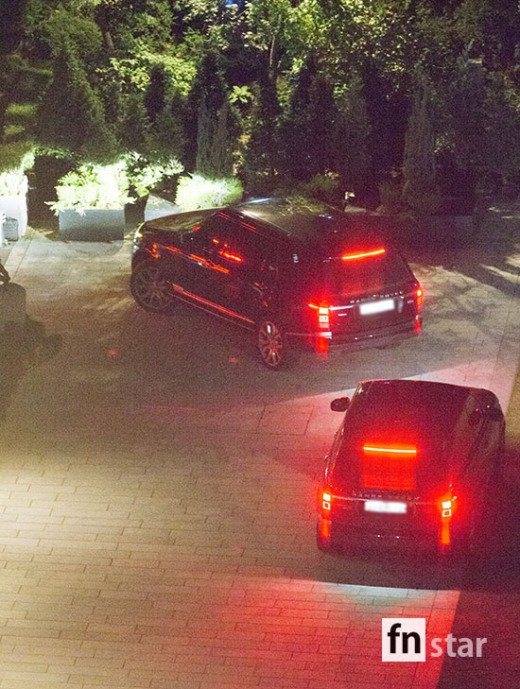 Song Joong Ki và Song Hye Kyo gấp rút rời khỏi lễ đường trong đêm theo phong cách 007 và dàn siêu xe - Ảnh 6.