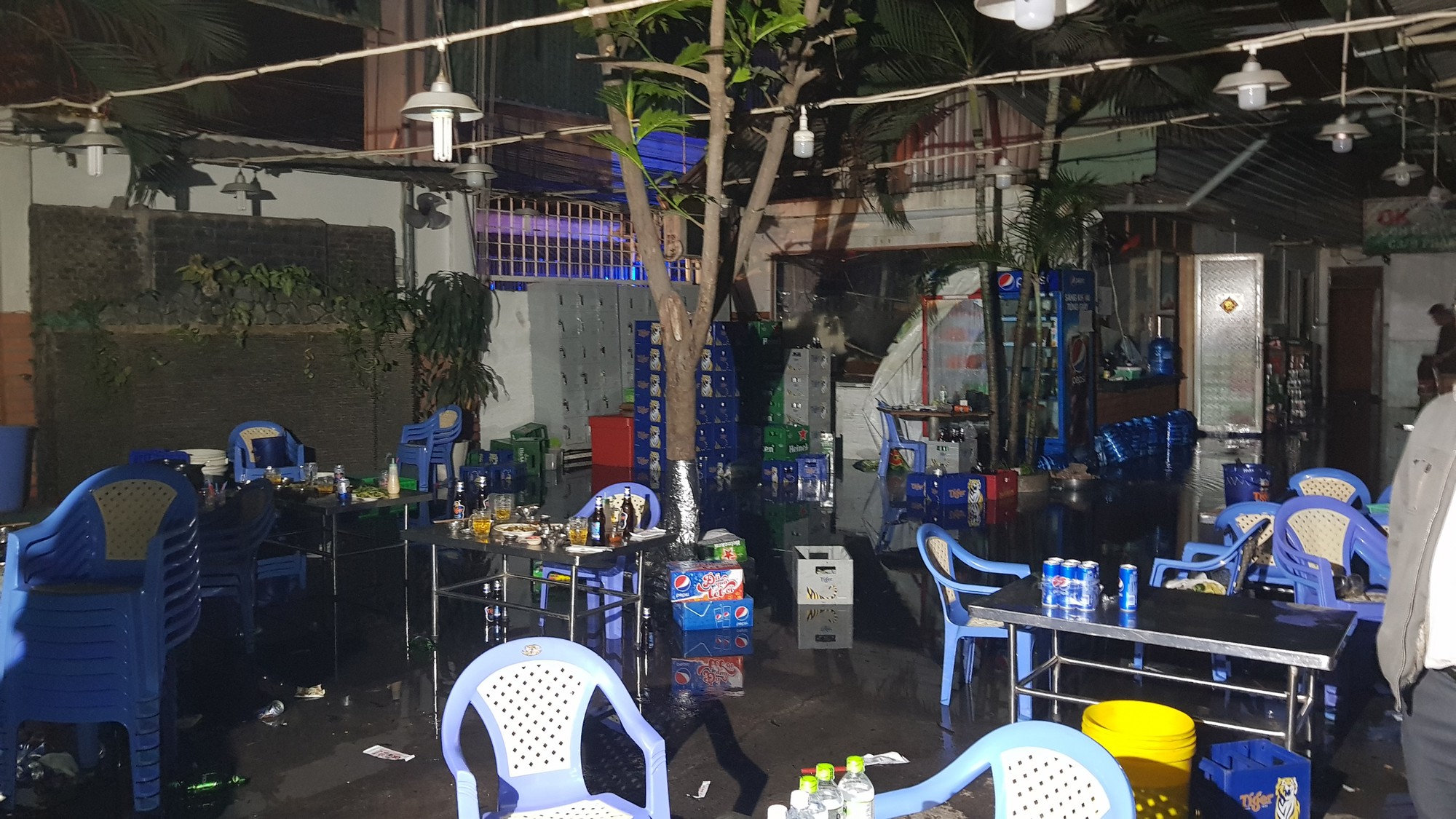 Quán lẩu dê ở Sài Gòn phát hoả, hàng trăm thực khách tháo chạy tán loạn - Ảnh 3. Quán lẩu dê ở Sài Gòn phát hoả, hàng trăm thực khách tháo chạy tán loạn - Ảnh 3.