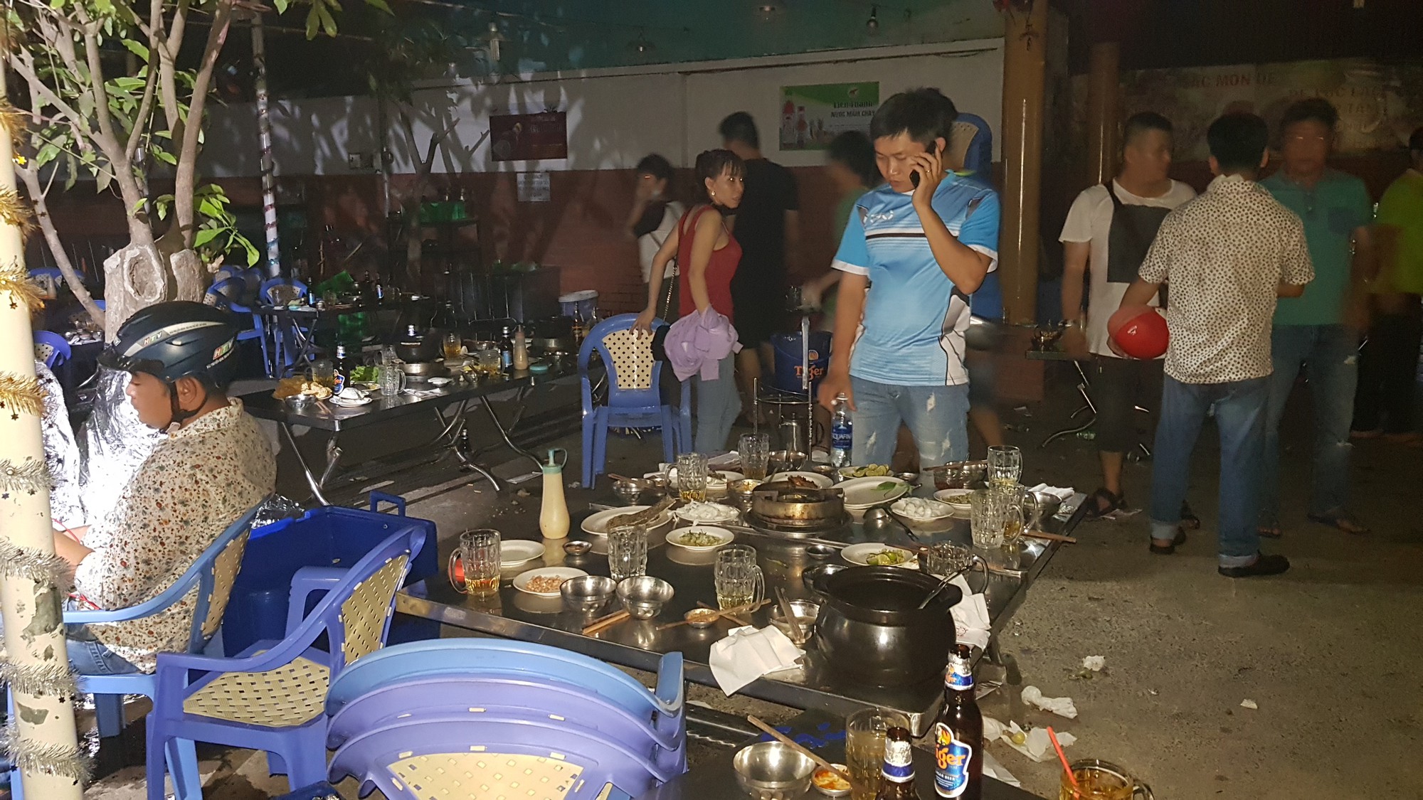 Quán lẩu dê ở Sài Gòn phát hoả, hàng trăm thực khách tháo chạy tán loạn - Ảnh 2. Quán lẩu dê ở Sài Gòn phát hoả, hàng trăm thực khách tháo chạy tán loạn - Ảnh 2.