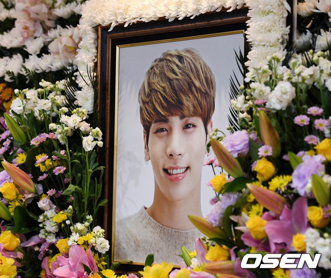 Clip: SNSD, BTS, IU sụt sùi đến viếng cùng vòng hoa, hàng dài fan ôm mặt khóc tiễn biệt linh cữu Jonghyun tại lễ viếng - Ảnh 2.