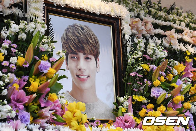 Clip: SNSD, BTS, IU sụt sùi đến viếng cùng vòng hoa, hàng dài fan ôm mặt khóc tiễn biệt linh cữu Jonghyun tại lễ viếng - Ảnh 3.