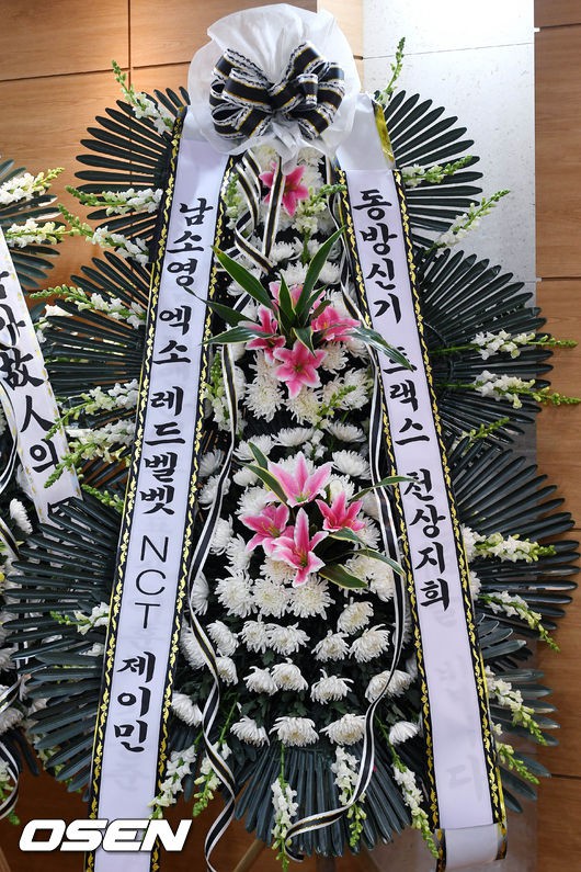 Clip: SNSD, BTS, IU sụt sùi đến viếng cùng vòng hoa, hàng dài fan ôm mặt khóc tiễn biệt linh cữu Jonghyun tại lễ viếng - Ảnh 33.