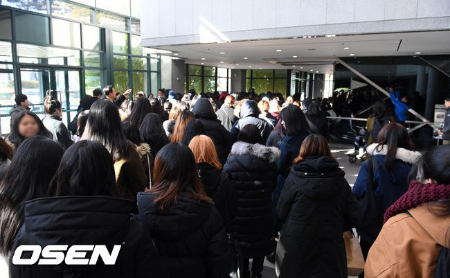 Clip: SNSD, BTS, IU sụt sùi đến viếng cùng vòng hoa, hàng dài fan ôm mặt khóc tiễn biệt linh cữu Jonghyun tại lễ viếng - Ảnh 37.