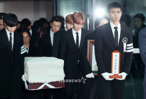 Tang lễ đưa tiễn Jonghyun: Taeyeon, Key khóc lịm đi trong giờ phút cuối cùng, Minho mếu máo cầm bài vị - Ảnh 6.