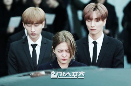 Trong tang lễ Jonghyun, có những người cố nín khóc: Anh cứ an tâm ra đi, chúng em ở lại sẽ cố thay anh mạnh mẽ - Ảnh 25.