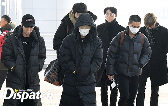 Ngày đưa tiễn Jonghyun, EXO nặng nề, tiều tụy vội ra sân bay để đi Nhật theo lịch trình - Ảnh 1.
