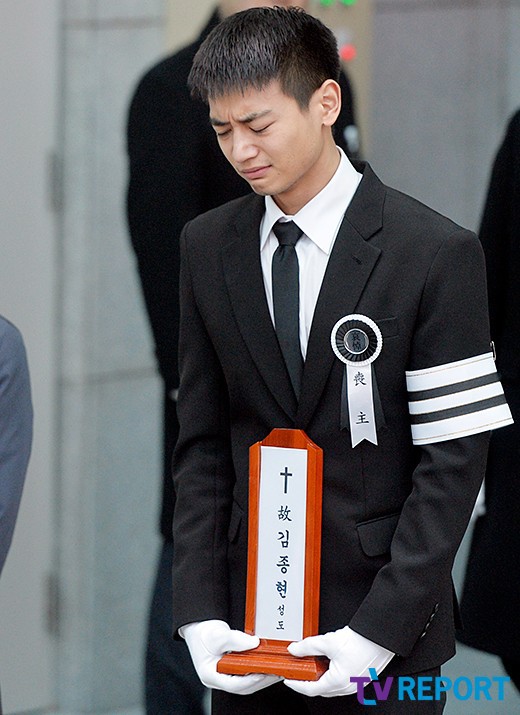Tang lễ đưa tiễn Jonghyun: Taeyeon, Key khóc lịm đi trong giờ phút cuối cùng, Minho mếu máo cầm bài vị - Ảnh 13.
