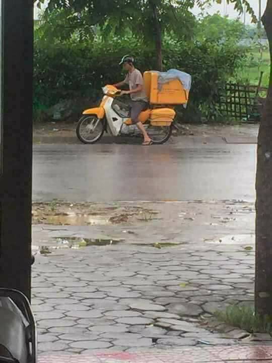 Người đàn ông shipper chịu ướt người để lấy áo mưa che lại đống hàng cho khách - Ảnh 3.