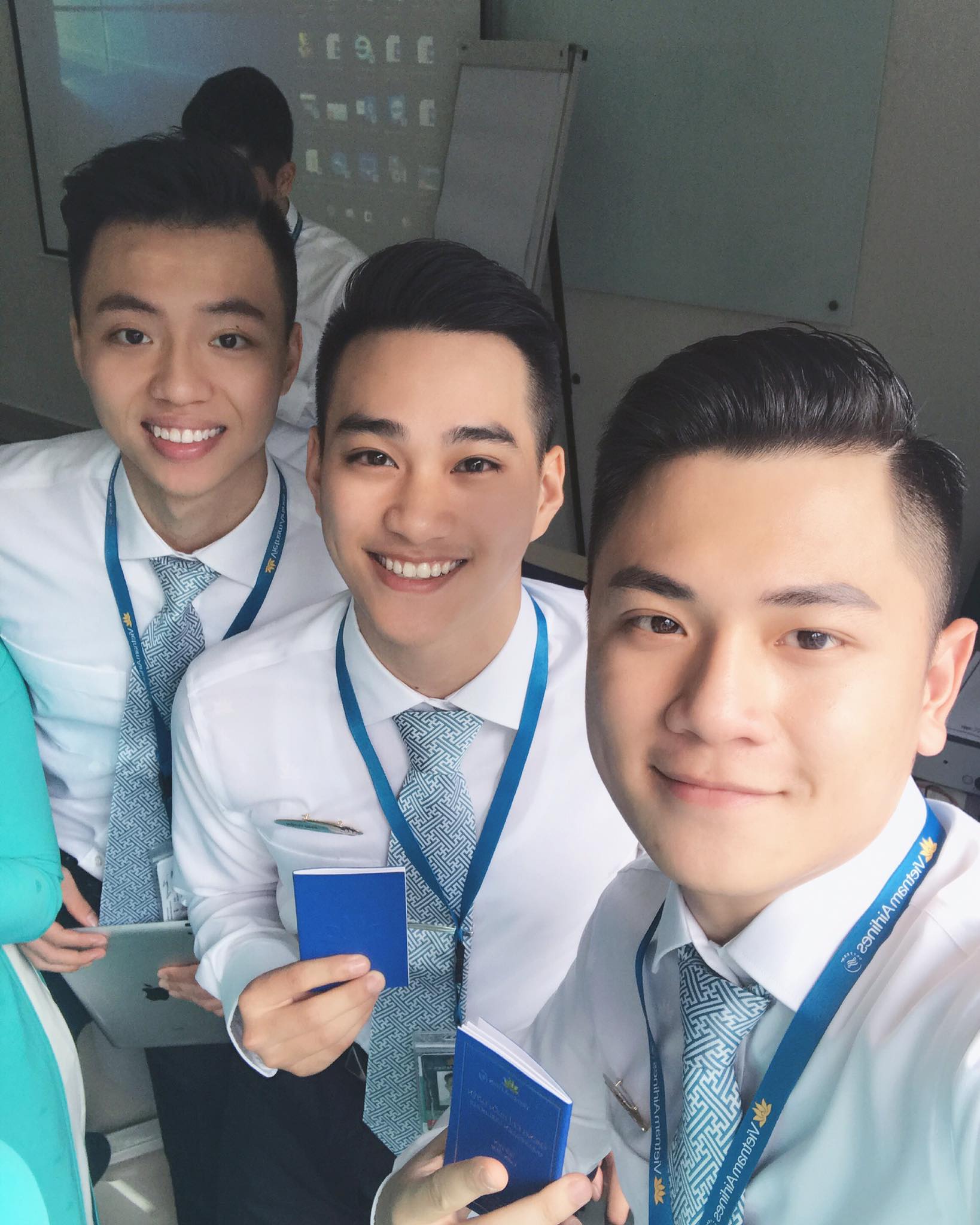 Đi máy bay bao lâu cũng không mệt nếu có dàn tiếp viên chuẩn soái thế này - Ảnh 11. Đi máy bay bao lâu cũng không mệt nếu có dàn tiếp viên chuẩn soái thế này - Ảnh 11.