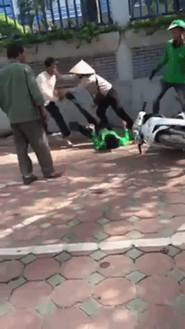 Hà Nội: Tài xế Grab Bike cầm gạch đánh nhau với xe ôm truyền thống tại bến xe Mỹ Đình - Ảnh 3.