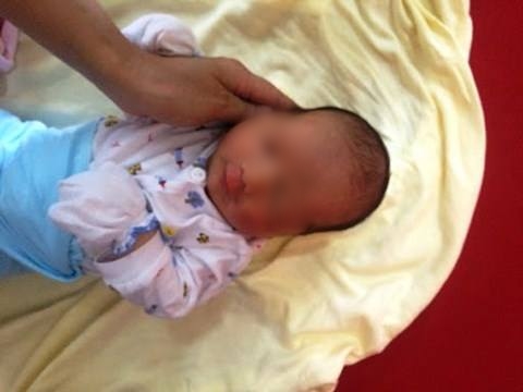 Hà Nội: Bé trai khoảng 1 tháng tuổi bị bỏ rơi trên phố Linh Lang - Ảnh 2.