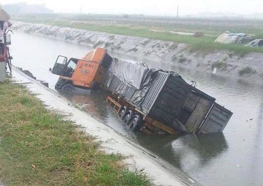 Tai nạn liên hoàn ở Hải Dương, ô tô lao xuống sông khiến 2 người tử vong tại chỗ - Ảnh 1.