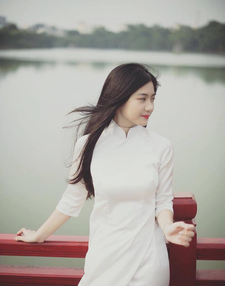 Cô bạn 18 tuổi chứng minh con gái Việt mặc áo dài lúc nào cũng là xinh nhất
