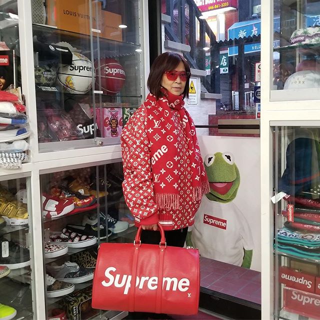 C&aacute;nh thanh ni&ecirc;n l&aacute;c mắt với b&agrave; c&ocirc; chất chơi, ph&ocirc; trương cả BST Supreme X Louis Vuitton - Ảnh 2.