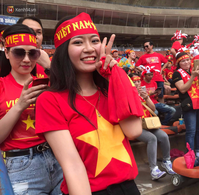 Những bóng hồng Việt Nam cổ vũ Công Phượng và đồng đội ngay trên đất Malaysia - Ảnh 4.