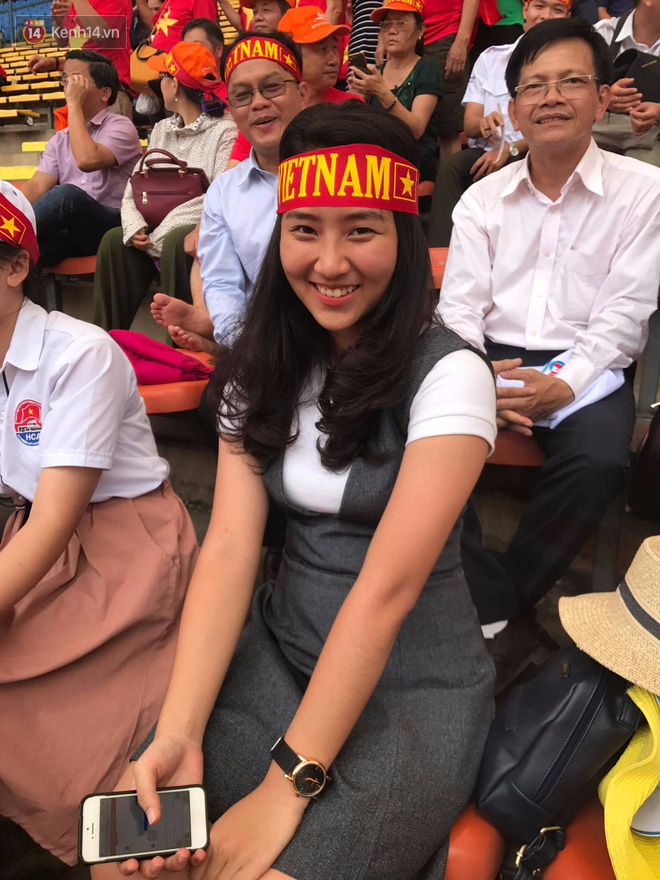 Những bóng hồng Việt Nam cổ vũ Công Phượng và đồng đội ngay trên đất Malaysia - Ảnh 6.